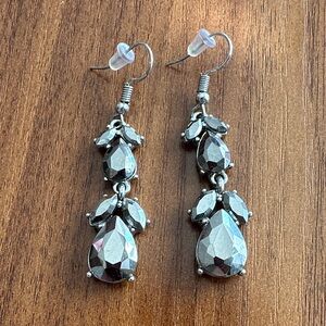 Elegant Gunmetal Drop Earrings 🌺